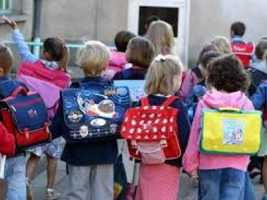 billede af børn med skoletasker på 